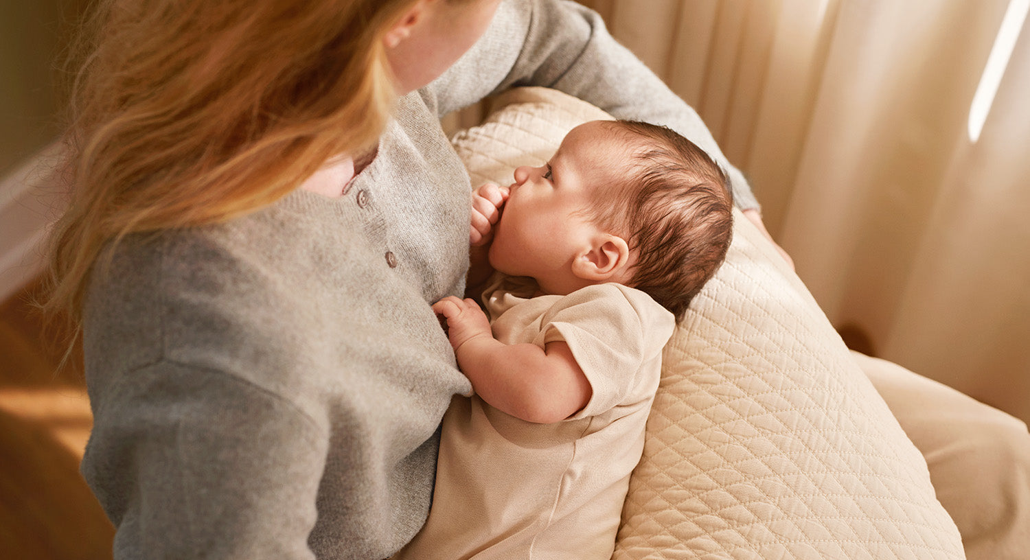 Baby schläft beim Stillen ein - Und was dabei hilft