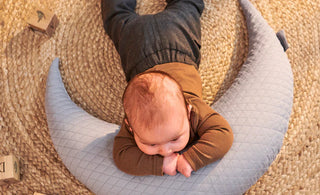 Ab wann dürfen Babys auf dem Bauch schlafen?