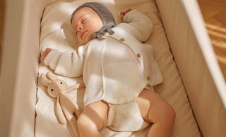 Warum schlafen Babys mit den Armen nach oben?